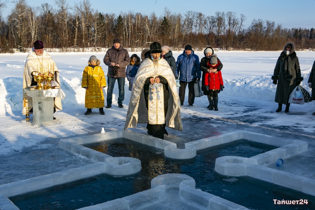 1035 крещение в каком городе. Купель в святых кустиках. Святые кустики на крещение. Крещение в России 2022. Крещение 2021 в Осиново.