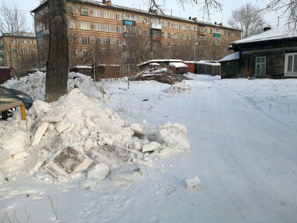 В москве не чистят снег. Мало снега. Уборка снега во дворах. Пятиэтажки в снегу. Тайшет 2021.