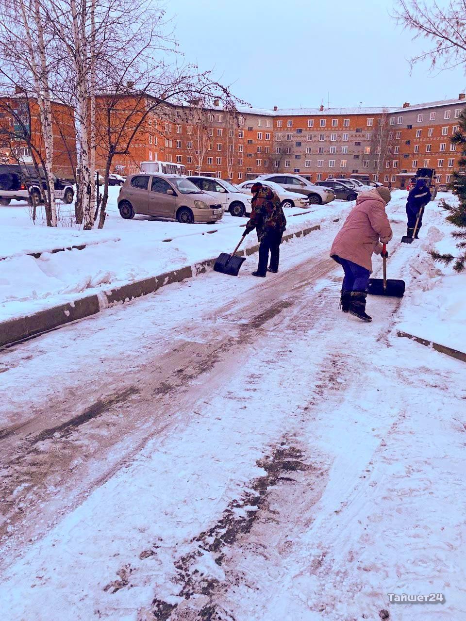 Управляющие компании в Тайшете к Новому году наводят лоск во дворах |  29.12.2022 | Новости Тайшета - БезФормата