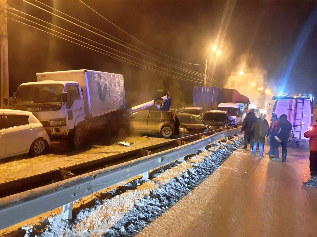 В Иркутске из-за коммунальной аварии столкнулись около 20 автомобилей |  15.12.2023 | Новости Тайшета - БезФормата