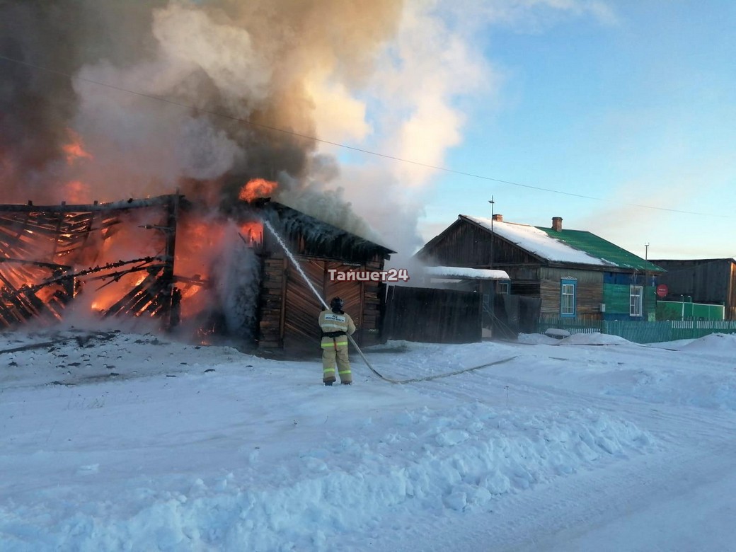 Пожар в Шиткино уничтожил надворные постройки и «Жигули» | 08.02.2024 |  Новости Тайшета - БезФормата